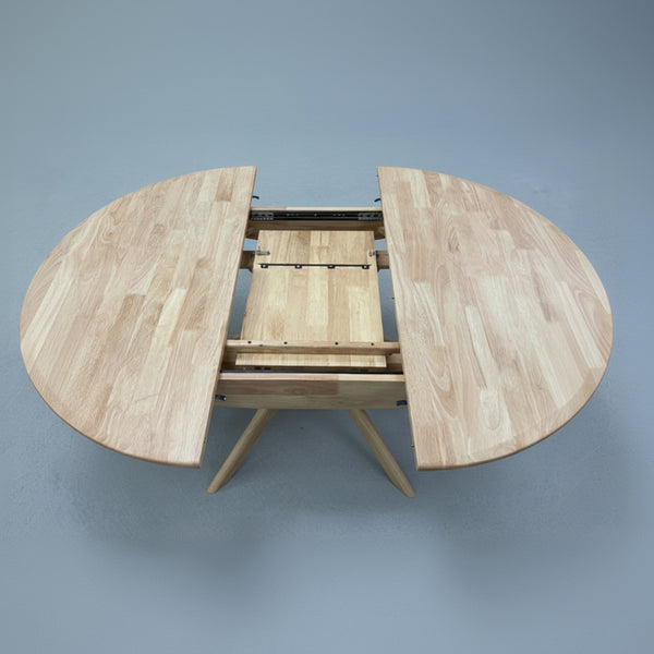 York: Round Ext Table with Sweden Chairs