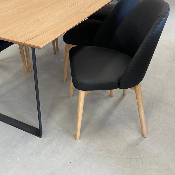 Jane : Dining Table with 6 Halo Chairs