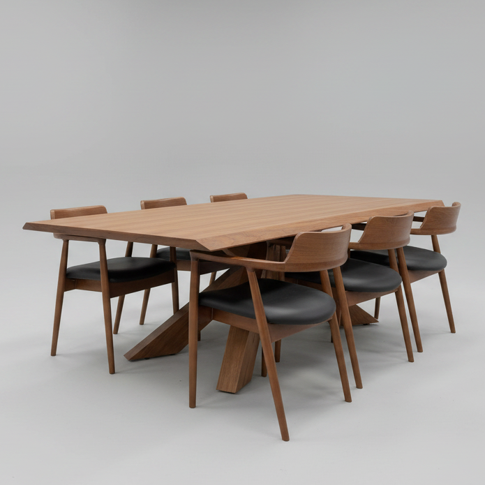 Axel : Dining Table with Luma Chairs